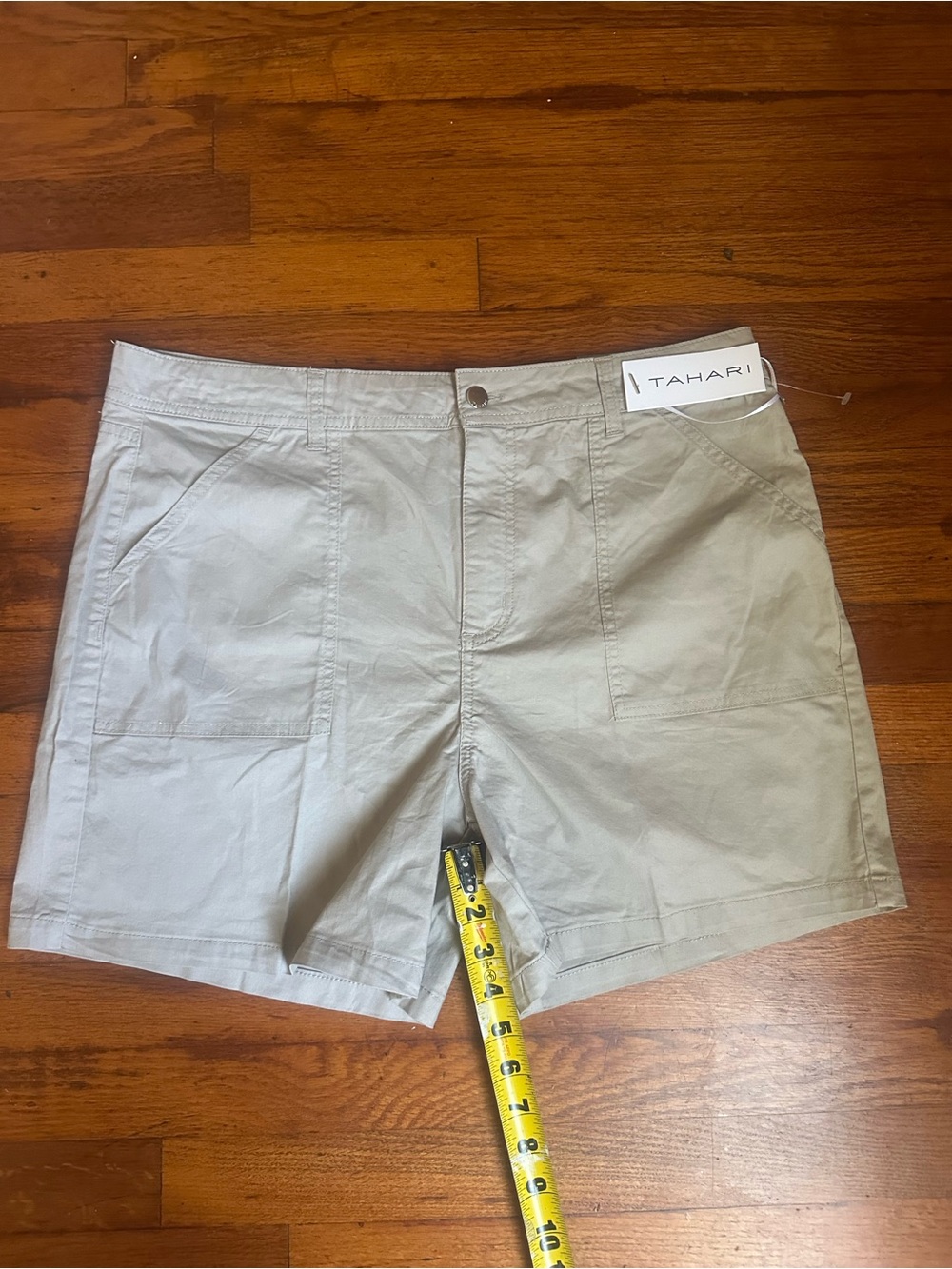 Tahari Women's Light beige Utility Shorts size 14 / 32 New
